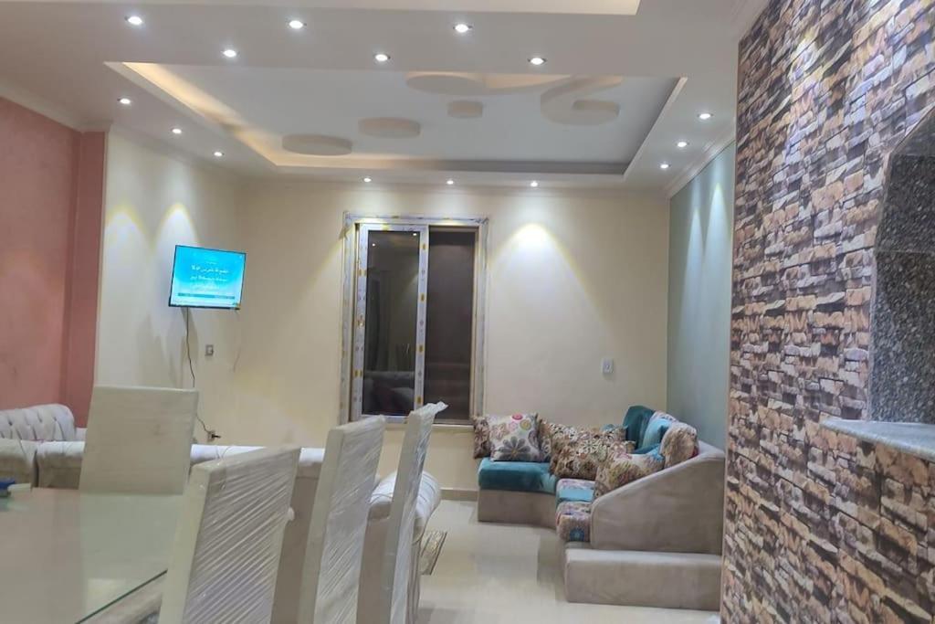 Near Downtown And Airport Apartment